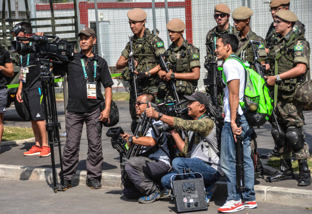 En estas primeras jornadas, los uniformados reciben más solicitudes para tirarse una foto con ellos que los propios protagonistas de los Juegos. Foto: Marcelino Vázquez-ACN