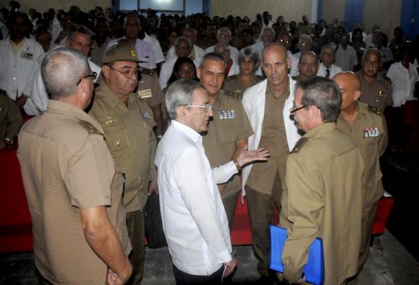 José Ramón Balaguer (C), miembro del Secretariado del Comité Central del Partido Comunista de Cuba, presidió la inauguración de la Jornada Científica de los Servicios Médicos-FAR, Fidel por Siempre, realizada en el Hospital Militar Central Dr. Carlos J. Finlay, en La Habana. Foto: Oriol de la Cruz Atencio