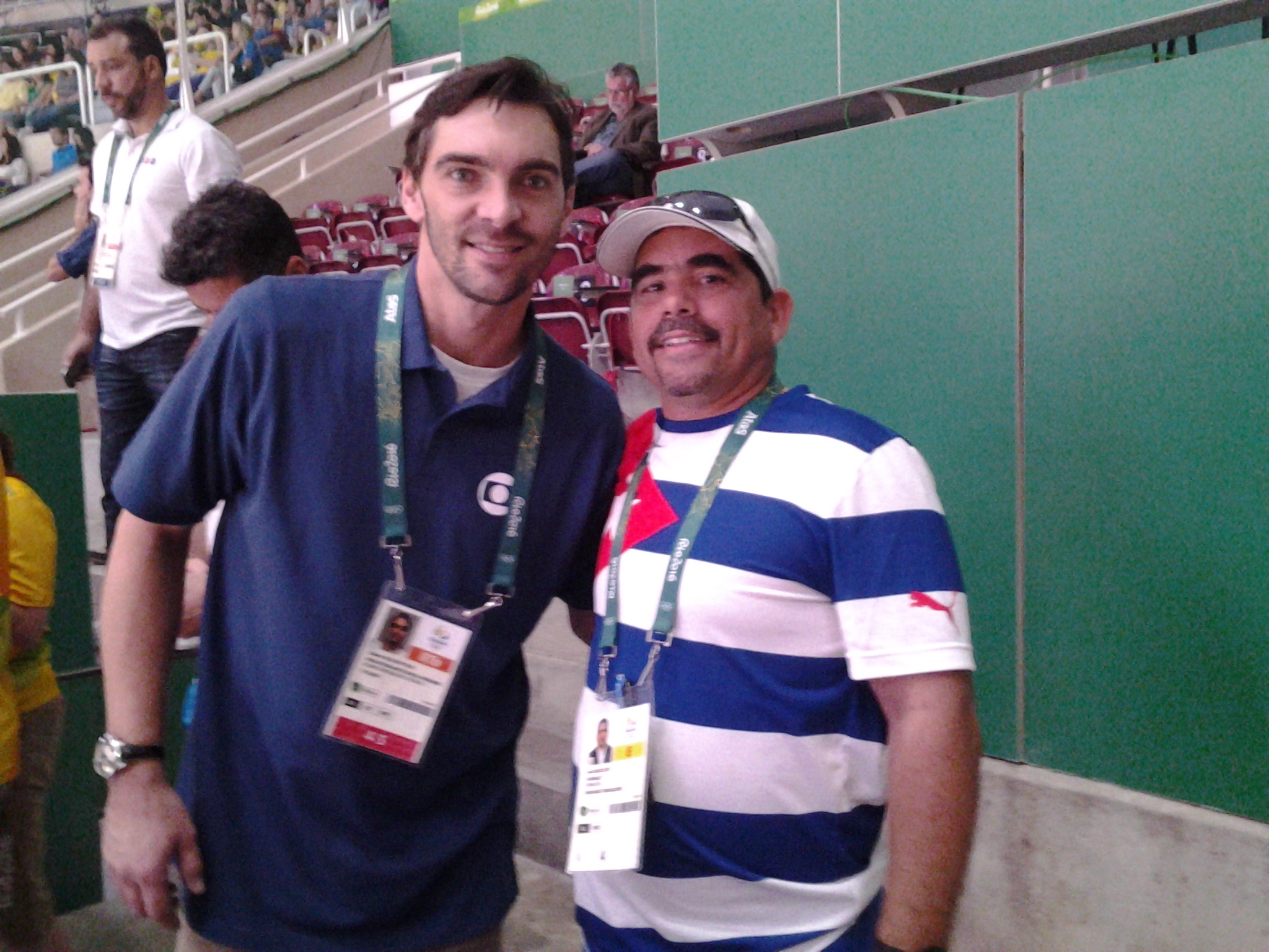 El autor del trabajo con el voleibolista brasileño Gilberto Godoy (Giba)