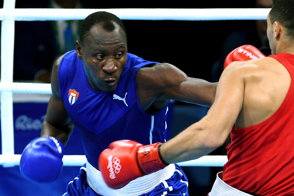 El boxeador cubano Erislandy Savon (91 kg), venció al argentino Yamil Peralta, y aseguró medalla de bronce, en el Pabellón 6 del Centro de Convenciones Ríocentro. ACN FOTO/ Marcelino VÁZQUEZ HERNÁNDEZ/ ACN FOTO/Marcelino VÁZQUEZ HERNÁNDEZ