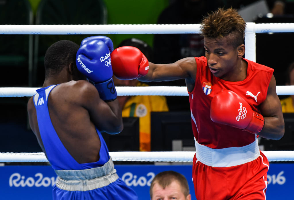 El boxeador cubano Joahnys Argilagos (D), división 49 Kg, aseguro medalla de bronce  al  vencer  al keniano PeterMungal Warui , en el Pabellón 6 en el centro de convenciones de Riocentro, en las XXXI Olimpiadas de Río de Janeiro, en Brasil, el 10 de agosto de 2016. ACN FOTO/Marcelino VÁZQUEZ HERNÁNDEZ