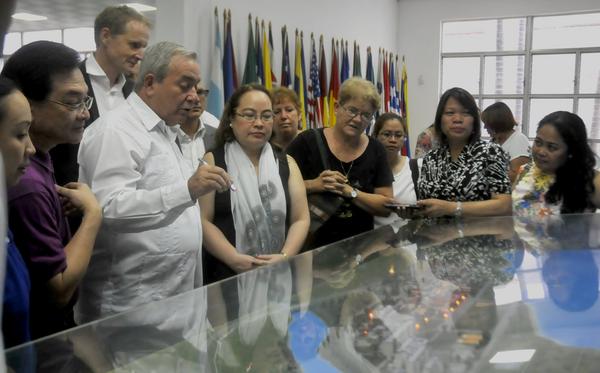 La Dra. Paulyn Jean B. Rosell-Ubial (C), Ssecretaria de Salud de Filipinas, y la delegación que le acompaña, visitan la Escuela Latinoamericana de Medicina (ELAM), en La Habana. Foto: Oriol de la Cruz Atencio