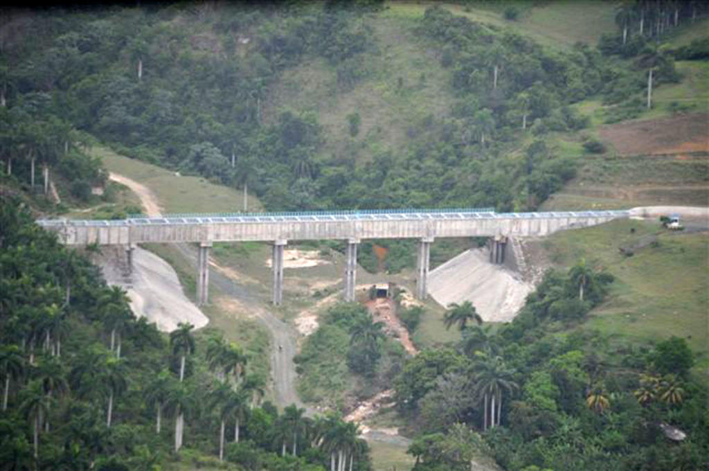 Para traer el agua hacia el este hay que vencer numerosos obstáculos naturales, mediante la construcción de obras como los denominados puentes canales.