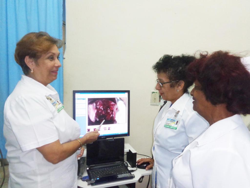 La tecnología del videocolposcopio permite un diagnóstico certero de patologías de cuello de útero. Foto: Betty Beatón
