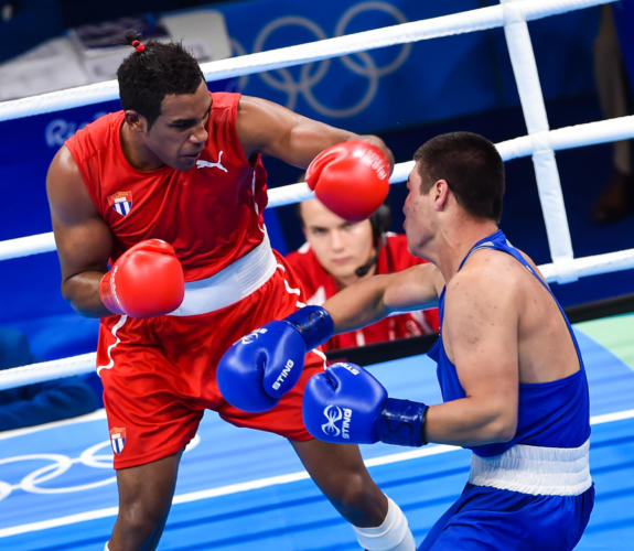 El boxeador cubano Arlen López (ROJO),se tituló campeón de la división de 75 kilogramos al derrotar en el combate final al uzbeco Bektemir Melikusiev. ACN FOTO/Marcelino VAZQUEZ HERNANDEZ