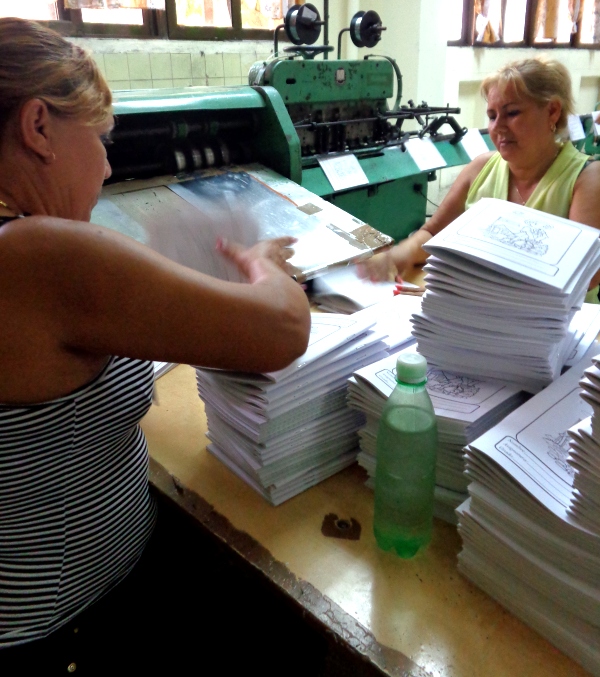 El colectivo se esmera en la producción de cuadernos escolares. Foto: Jorge Pérez