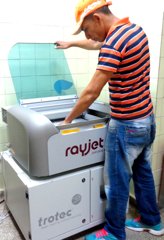 La moderna máquina con tecnología láser para fabricar cuños. Foto: Jorge Pérez