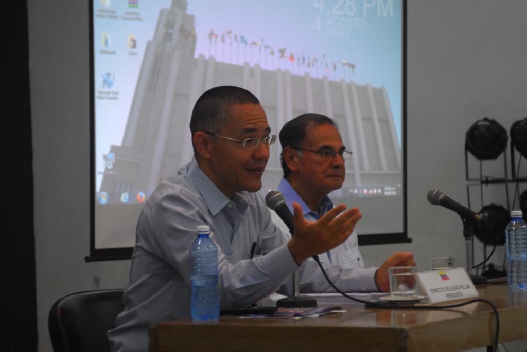 Desde sus vivencias como reportero, Ernesto Villegas (a la izquierda) relató cómo conoció al Comandante bolivariano el 4 de febrero de 1992. Junto a él Alí Rodríguez Araque, embajador de la República Bolivariana de Venezuela en Cuba. Foto: Heriberto González Brito