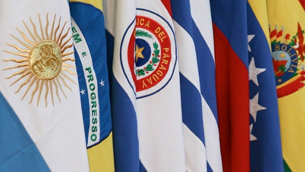 Los Estatutos del Mercosur establecen que la sucesión de la PPT es por orden alfabético y por un período de seis meses.