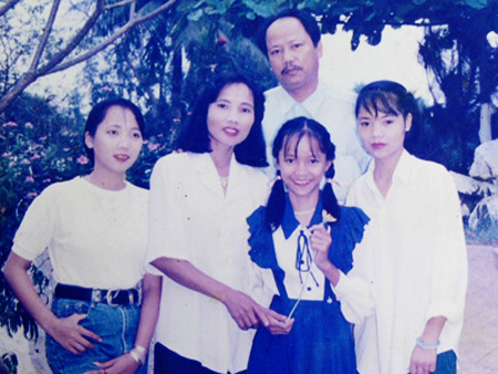 “Si Fidel Castro no me ayuda, ya no estaría en este mundo. Gracias a él, nací de nuevo. Ahora no sé qué más decir, sólo desearía que el presidente Fidel goce de buena salud”, dijo Nguyen Thi Huong, a la prensa vietnamita que acudió a entrevistarla a Quang Tri, donde aún reside. La imagen es una copia de la foto familiar que la joven enviara en 1985 al líder cubano en señal de agradecimiento. Foto tomada de http://www.vovworld.vn