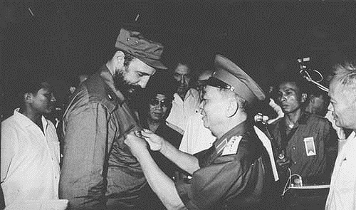 El general Vo Nguyen Giap, figura central de la victoria vietnamita, vivió 102 años y fue uno de los anfitriones de la visita de Fidel en 1973. Pocos militares podrían presumir de haber vencido, como él, a tres de los ejércitos más poderosos del mundo: el japonés, el francés y el de Estados Unidos. Su filosofía de “guerra de todo el pueblo” y sus proezas militares le ganaron la admiración del líder cubano. En la imagen Giap condecora al Comandante en Jefe con el Sello de Combatiente de Dien Bien Phu.