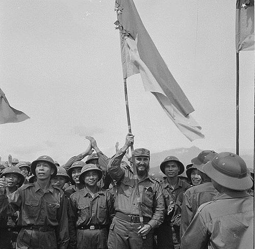 El jefe de la División Vinh Quang, que operaba en Quang Tri, entregó a Fidel la bandera Cien batallas, cien victorias, del Ejército Nacional de Liberación de Vietnam del Sur. La imagen del Comandante ondeando el estandarte recorrió el campo de batalla y alentó a las tropas que combatían en las difíciles condiciones de la selva asiática.