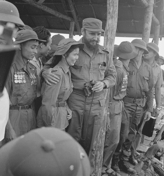 “Vietnam es un nombre sumamente querido y sumamente cercano al corazón de todos los cubanos”, dijo Fidel el 12 de septiembre de 1973 en el discurso que pronunciara durante la recepción ofrecida por el Partido de los Trabajadores y del Gobierno de la entonces República Democrática de Vietnam. En la imagen, junto a la heroína de la guerra, Ta Thi Kieu.