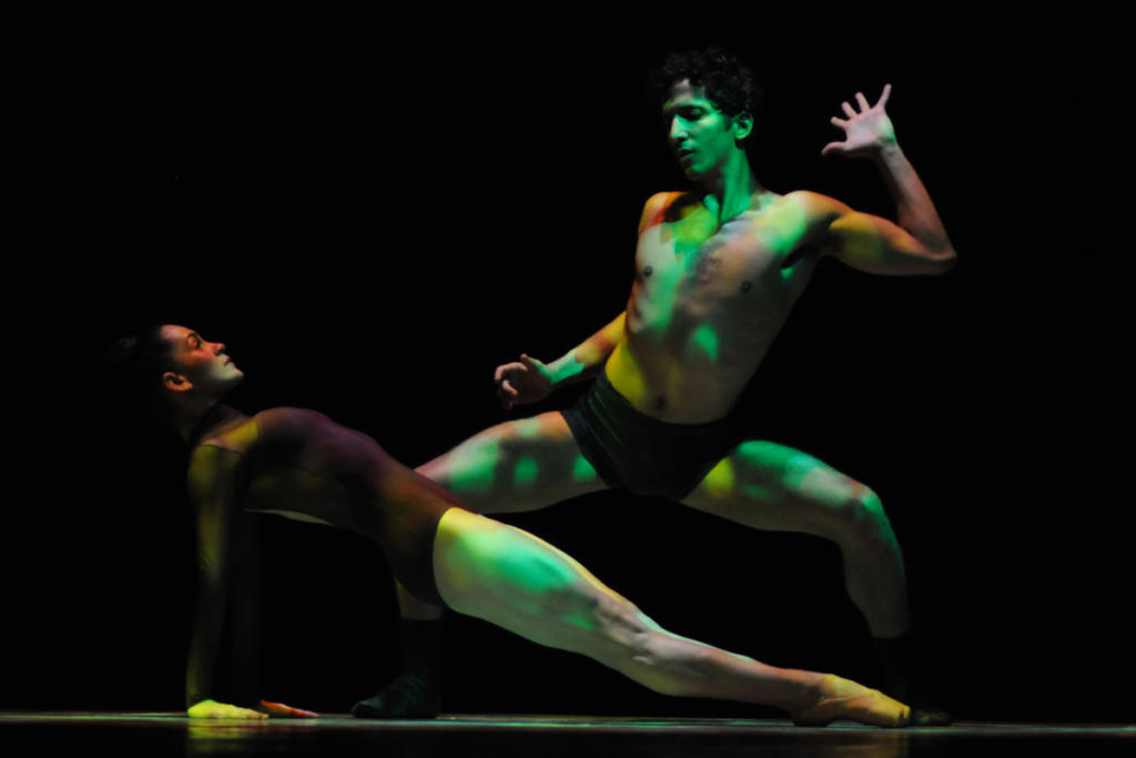 Rodrigo Almarales también mostró credenciales como coreógrafo. Su Chor. No. 2, interpretado con Adiarys Almeida, fusiona la base clásica con movimientos de transgresora figuración. Interesante diseño de luces. Foto: Yuris Nórido