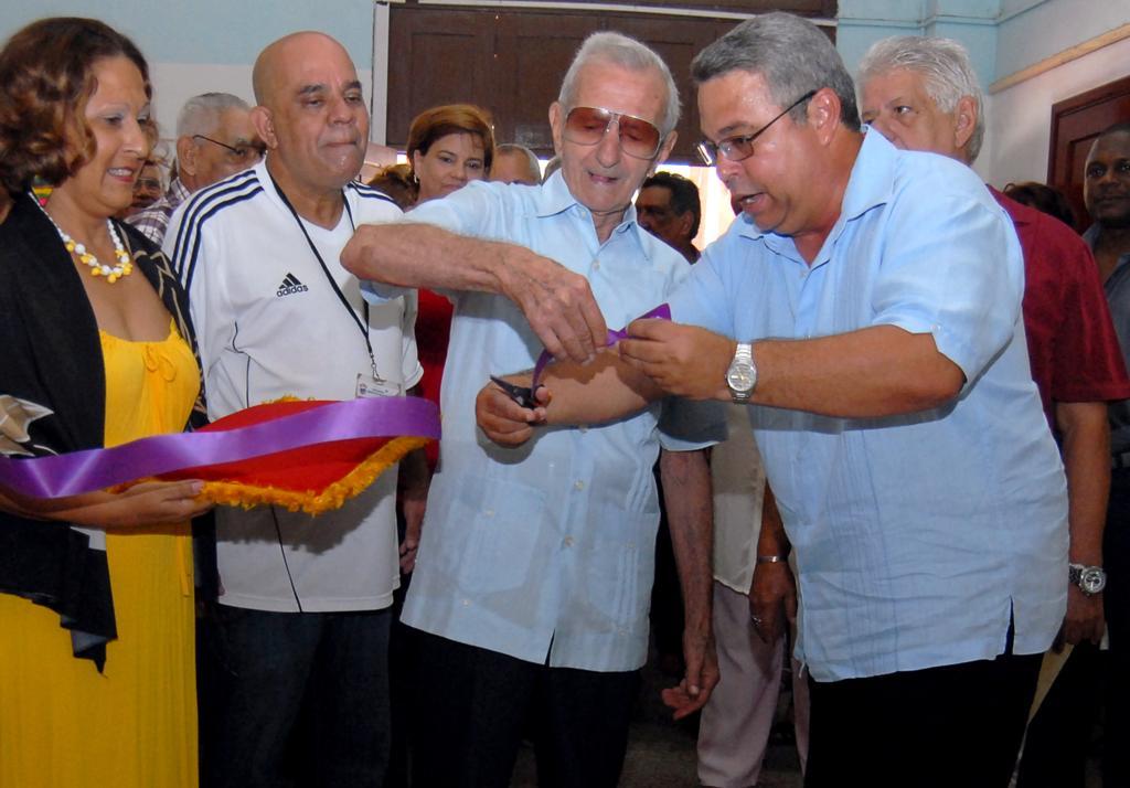 Ulises Guilarte y Alejandro Ferrá Pellicer, destacado combatiente y asaltante al cuartel Moncada, durante el recorrido por la exposición.│fotos: Heriberto González.