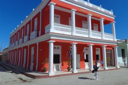 Entrega importantes obras para el turismo