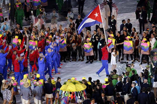 Momento en el que el abanderado de la delegación cubana, Mijaín López, hacia su entrada en el estadio Maracaná. Foto: Roberto Morejón