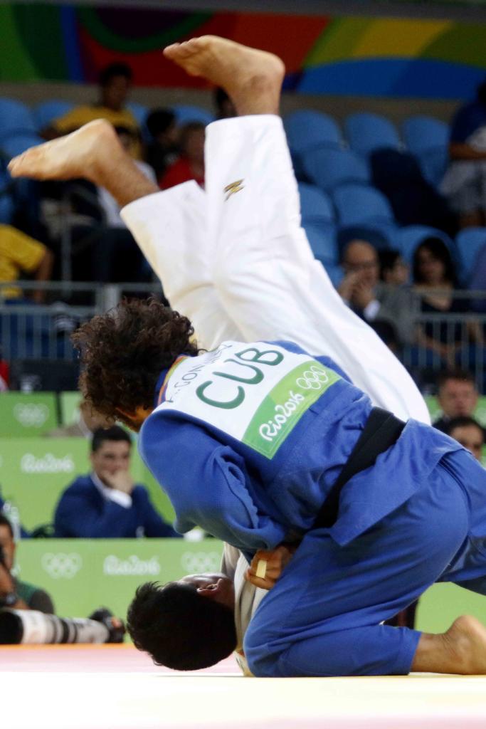 Asley González (azul) de Cuba, derrota a Marcus Michel (blanco) de Bolivia, en las preliminares de la categoría de los 90 Kg del judo masculino de los Juegos Olímpicos de Río de Janeiro, en el Arena Carioca 2, en Barra de Tijuca, Brasil, el 10 de agosto de 2016. JIT FOTO/Roberto MOREJON