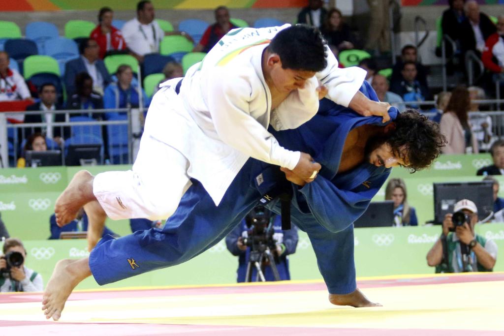 Asley González (azul) de Cuba, derrota a Marcus Michel (blanco) de Bolivia, en las preliminares de la categoría de los 90  Kg del judo masculino de los Juegos Olímpicos de Río de Janeiro, en el Arena Carioca 2, en Barra de Tijuca,  Brasil, el 10 de agosto de 2016. JIT FOTO/Roberto MOREJON