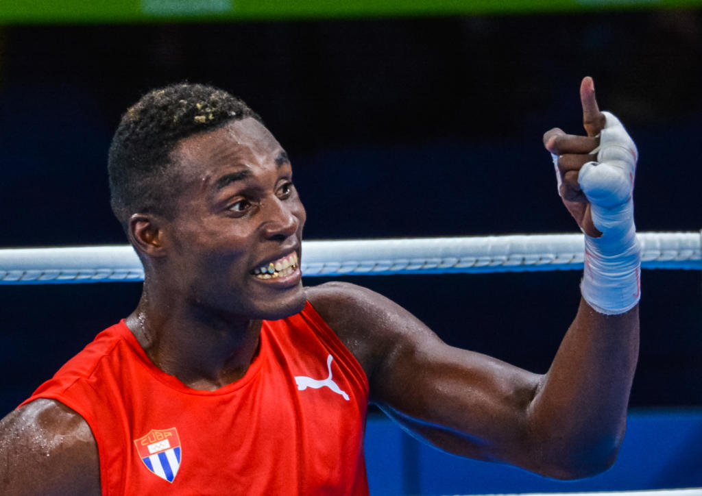 El boxeador cubano Julio César La Cruz Peraza (rojo) de la división de 81 Kgs, ganó la medalla de oro tras vencer al kasajo Adibek Niyazymbeto, en los XXXI Juegos Olímpicos de Río de Janeiro. FOTO: Marcelino VÁZQUEZ HERNÁNDEZ/ ACN