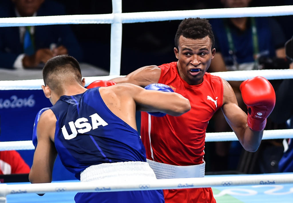 El boxeador cubano Lazaro Alvarez (rojo), división 60 Kg., ganó su segundo combate ante el estadounidense Carlos Zenon Balderas en los XXXI Juegos Olímpicos. ACN FOTO/Marcelino VÁZQUEZ HERNÁNDEZ