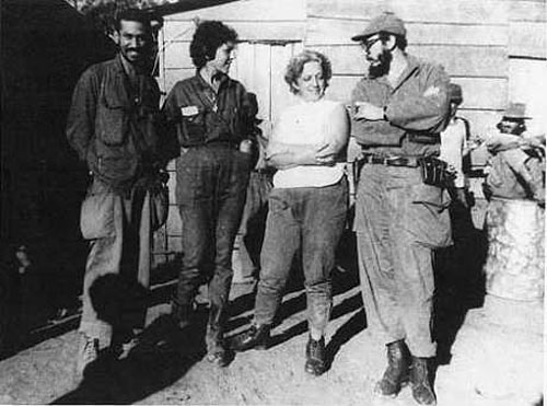 Durante una de sus frecuentes visitas a la Sierra Maestra, junto a Fidel, Celia y Almeida.