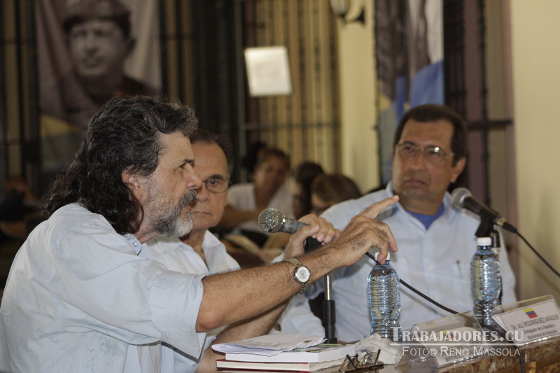 Abel Prieto Jiménez, ministro de Cultura de Cuba; Alí Rodríguez Araque, embajador de la República Bolivariana de Venezuela en Cuba y Adán Chávez Frías, hermano de Hugo Chávez y actual gobernador del estado venezolano de Barinas, (de derecha a izquierda), recordaron la amistad de Fidel y Chávez.