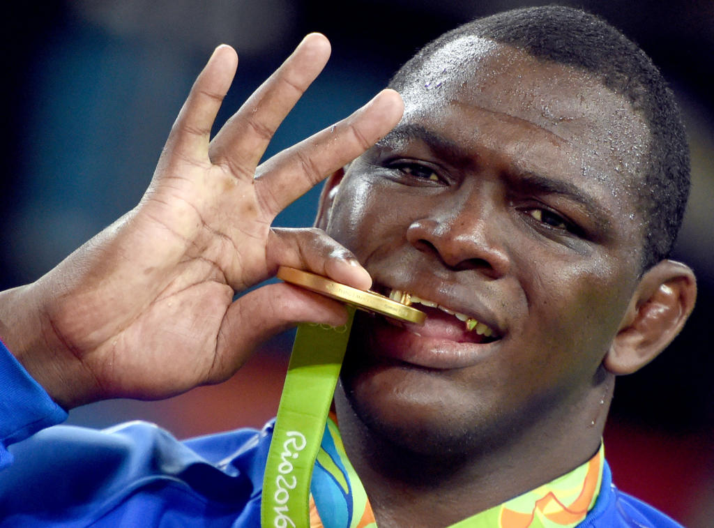 Mijain Lòpez con su tercer oro olimpico. Foto: Ricardo López Hevia