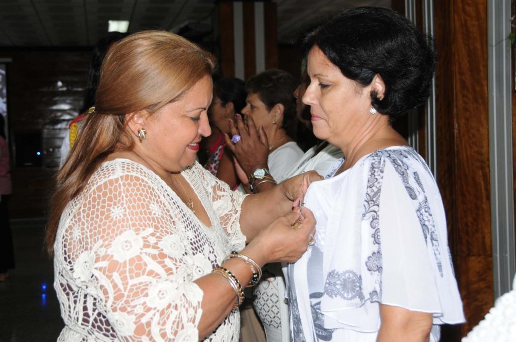Teresa Amarelle Boué, secretaria general de la Federación de Mujeres Cubanas (FMC), entrega la Distinción 23 de agosto. ACN FOTO/Omara GARCÍA MEDEROS/sdl