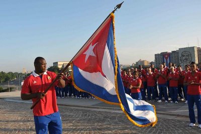 Mijail López Núñez (D), campeón olímpico, panamericano y multicampeon mundial de lucha, recibe nuestra enseña nacional, durante la ceremonia oficial de Abanderamiento de la delegación cubana que nos representara en los XXX Juegos Olímpicos, que se efectuaran en la ciudad de Londres, en el Memorial José Martí, en La Habana, el 30 de julio de 2012.AIN FOTO/Marcelino VAZQUEZ HERNANDEZ