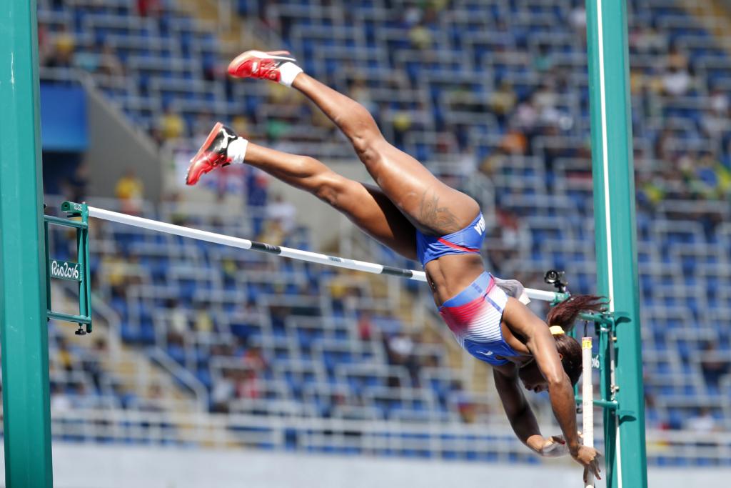 Yarisley Silva Rodríguez de Cuba, compite en la clasificación del salto con pértiga del atletismo de los Juegos Olímpicos de Río de Janeiro, en el Estadio Olímpico João Havelange, Brasil, el 16 de agosto de 2016.JIT FOTO/Roberto MOREJON