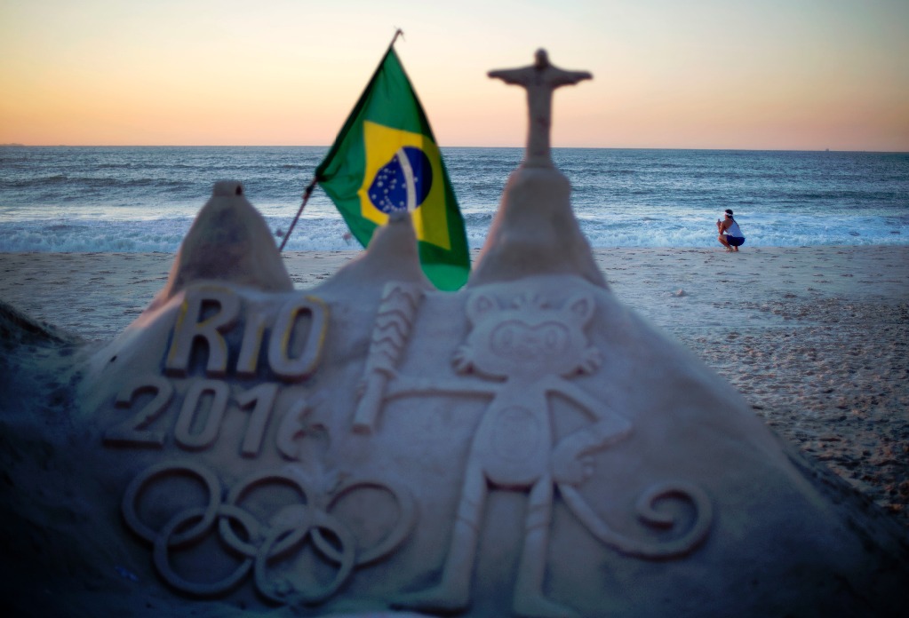 Las famosas esculturas de arena en la playa de Copacabana.