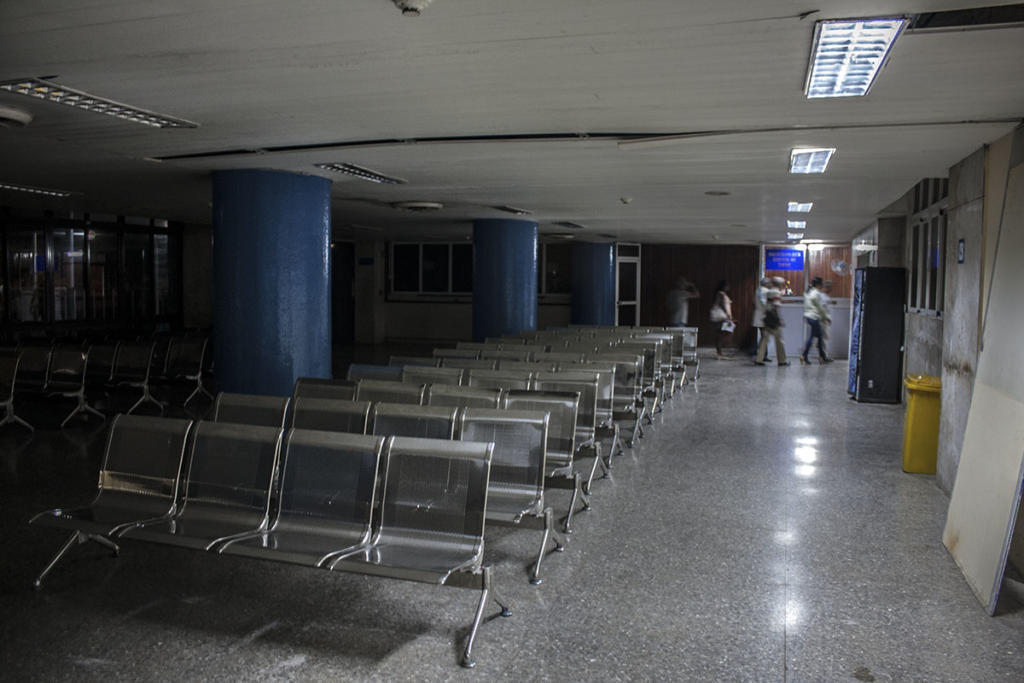 Hospital Fajardo: en función de la seguridad de los locales y del equipamiento, en la noche solo permanecen encendidas algunas luminarias. Foto: Reno Massola 