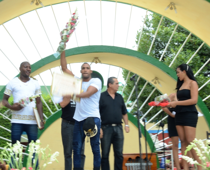 Recibimiento a Arlen. Foto: Rodny Alcolea