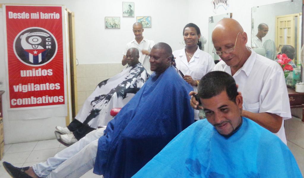 De adelante hacia atrás Daniel, Yania y Yunior en pleno disfrute del oficio que los hace feliz. Foto: Betty Beatón