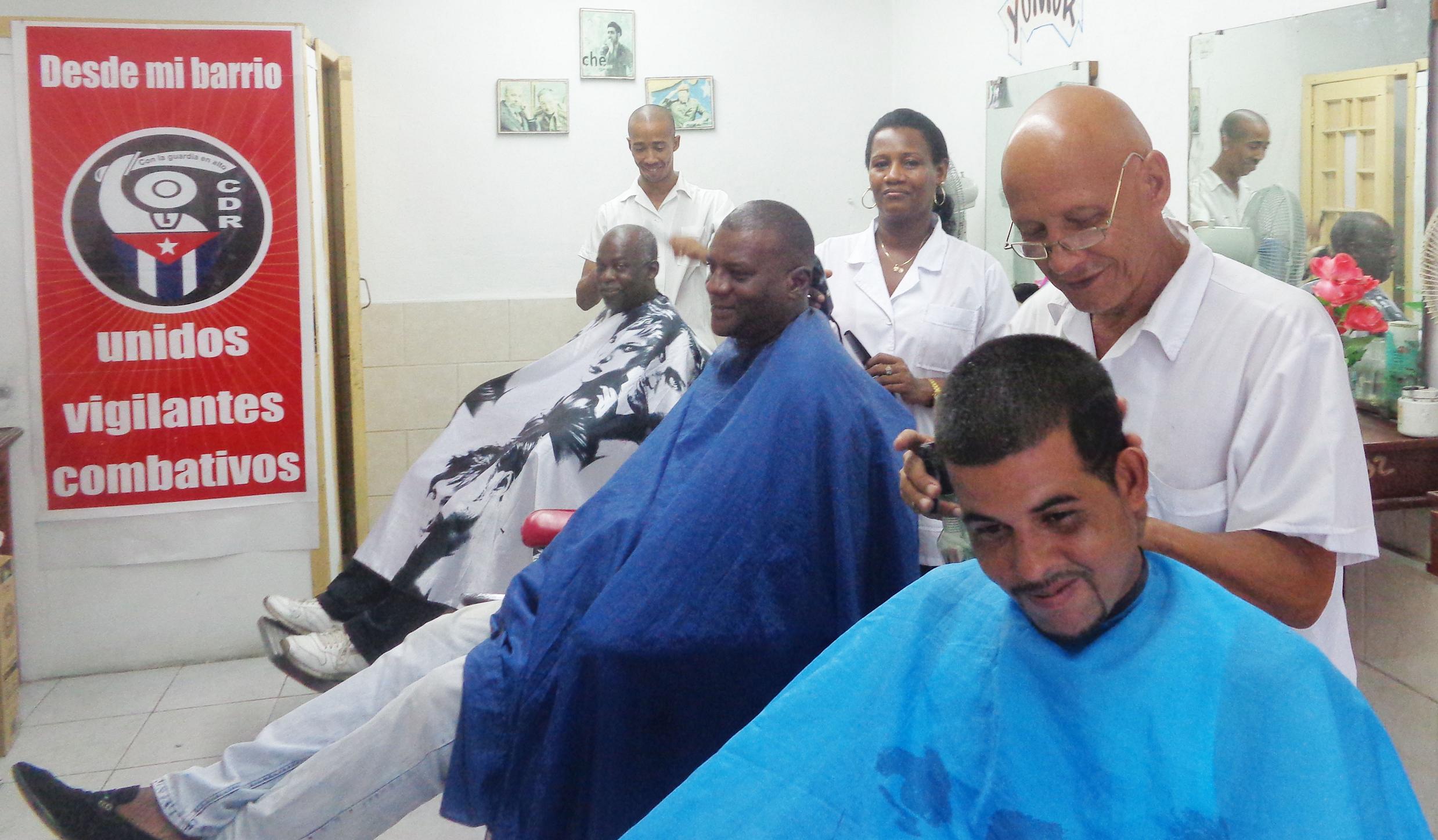 De adelante hacia atrás Daniel, Yania y Yunior en pleno disfrute del oficio que los hace feliz. Foto: Betty Beatón