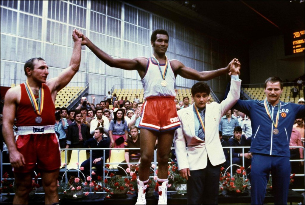 Teófilo Stevenson recibe su tercera medalla olímpica en Moscú 1980