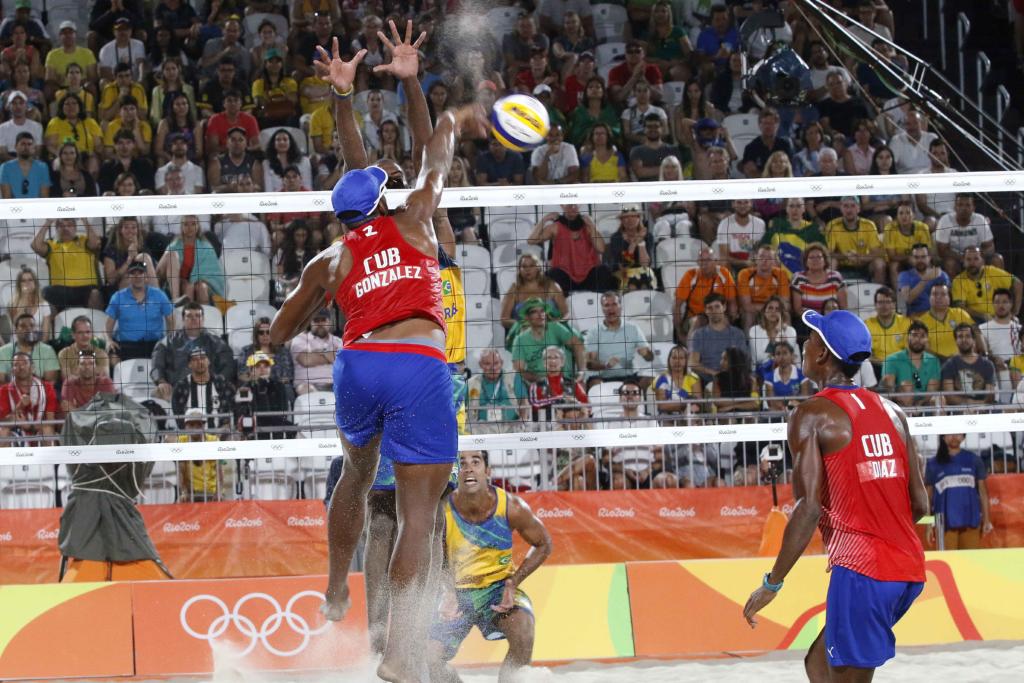 La pareja de Nivaldo Díaz (1) y Sergio González (2) de Cuba, derrotó a la dupla de Brasil, durante la etapa eliminatoria del voleibol de playa, de los Juegos Olímpicos de Río de Janeiro, en Copacabana, Brasil. JIT FOTO/Roberto MOREJON