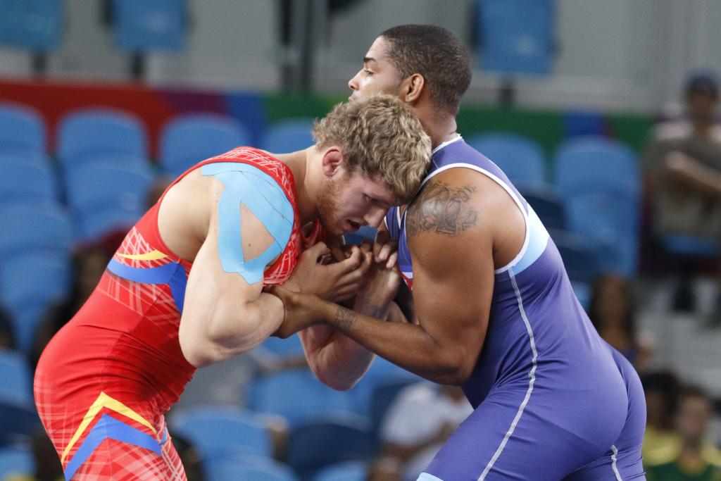 Yasmany Lugo (azul) de Cuba, ganador de la medalla de plata, al caer en la final ante el armenio Artur Aleksanyan,(rojo), en la categoría de 98 Kg de la Lucha Grecorromana de los Juegos Olímpicos de Río de Janeiro, en el Arena Carioca 2. FOTO/Roberto MOREJON