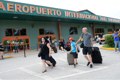 Recibe Aeropuerto Internacional Abel Santamaría Bandera Proeza Laboral (+ Videos)