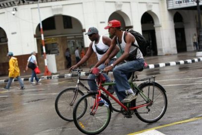 ¡Cuidado! Ciclistas en la vía