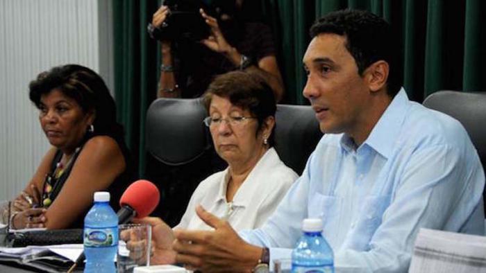 Eduardo Rodriguez Davila (D), deputy Transport minister, Rosa Elena Nieves Ferrer, deputy director of the Cuban Aviation Corporation S.A. (far left) and Cuban Civil Aviation Institute official Mayda Molina Martínez. Photo: Omara GARCÍA MEDEROS/ ACN
