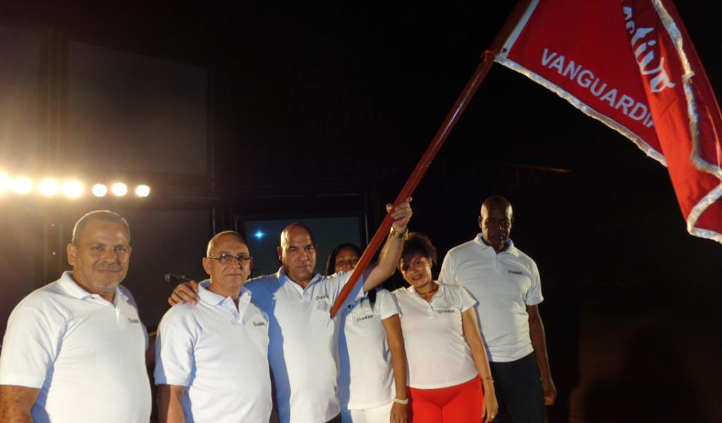 De Dios Oquendo y Mesa Villafaña, a la izquierda, entregaron la Bandera de Vanguardia Nacional a dirigentes de Varse. | foto: Noryis