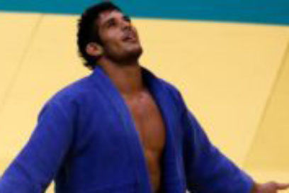 Asley González arranca por lo alto