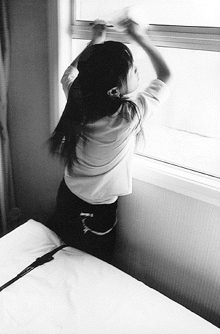 Airport Hotel Room Cleaner (La ventana más limpia del hotel del aeropuerto), de la serie en proceso Waged London, dedicada a los emigrantes en Inglaterra. Foto: Larry Herman