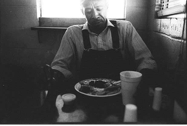 David Randle, Framer, Karen´s Fine Food Restaurant ; Tchula, Mississippi (Agricultor David Randle, en el restaurante de comida fina de Karen), de la serie Land, land, land. El racismo y la explotación económica son temáticas que ha denunciado Larry en su obra. Foto: Larry Herman