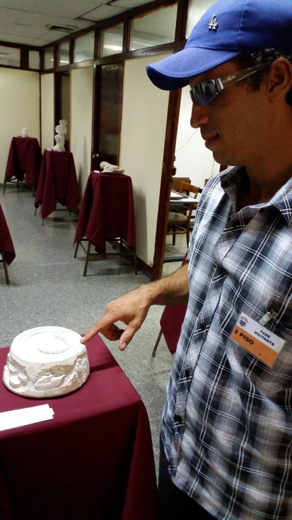 El artista explica el contenido de su obra.