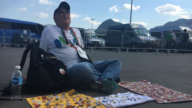 Uno de los coleccionistas que todos los días se sienta a la entrada de la Sala de Prensa.