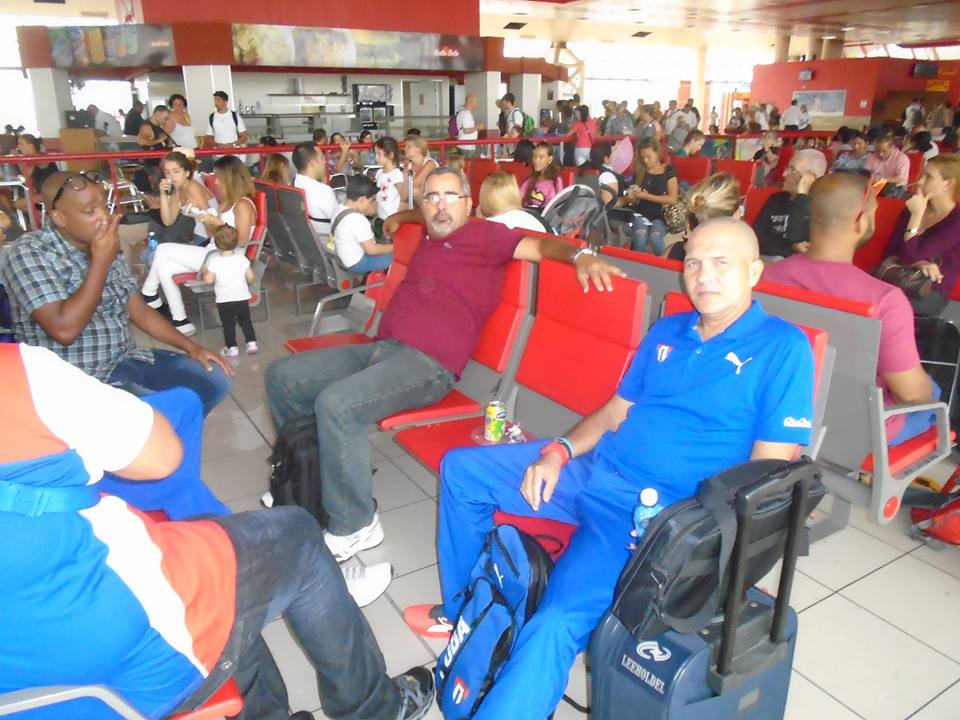 Parte del grupo de prensa en espera de la salida retrasada hacia Río de Janeiro.