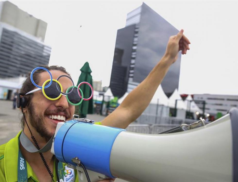 Voluntarios durante el trabajo de los XXXI Juegos Olímpicos.